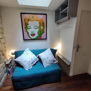 Romantic Tiny House Inside Montmartre Appartamento Parigi